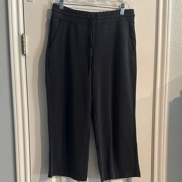 Athleta Seasoft Mid Rise Straight Crop
Silky-soft with TENCEL Black MP Travel - Picture 3 of 9